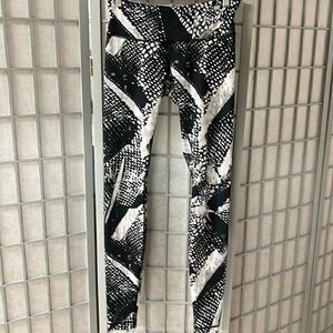 Lululemon Size 6 Black White Yoga Pants.